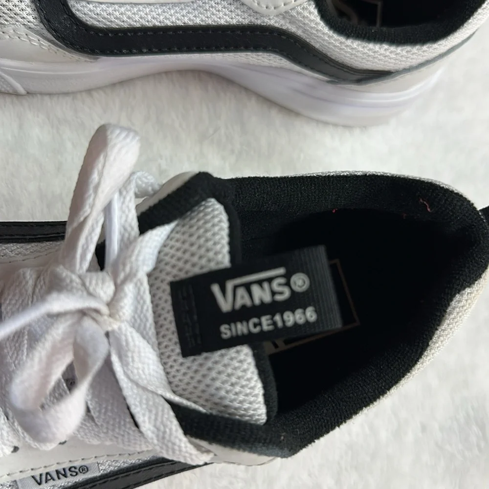 Vans Range Sneaker White/Black Vented Kids Boys Youth S4 Preowned
